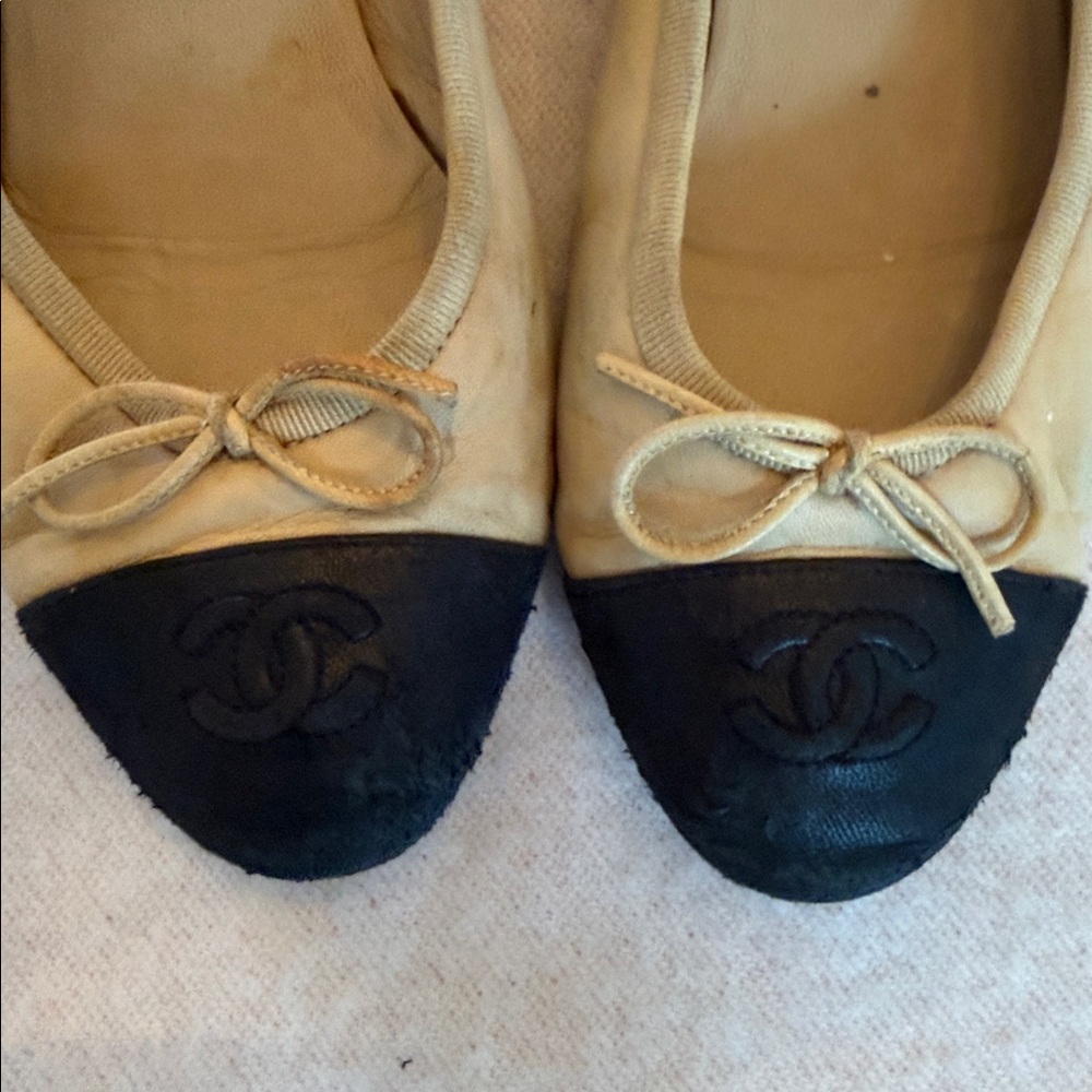 CHANEL Ballet Flats Vintage Classic Tan With Black Toe Cap Flats CC on Toe Cap! - Picture 3 of 11